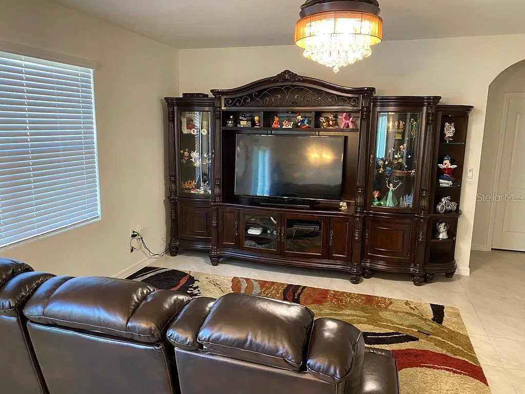 5 bed, 3.0 bath, 2626 sqft, $3,000 — Photo 3