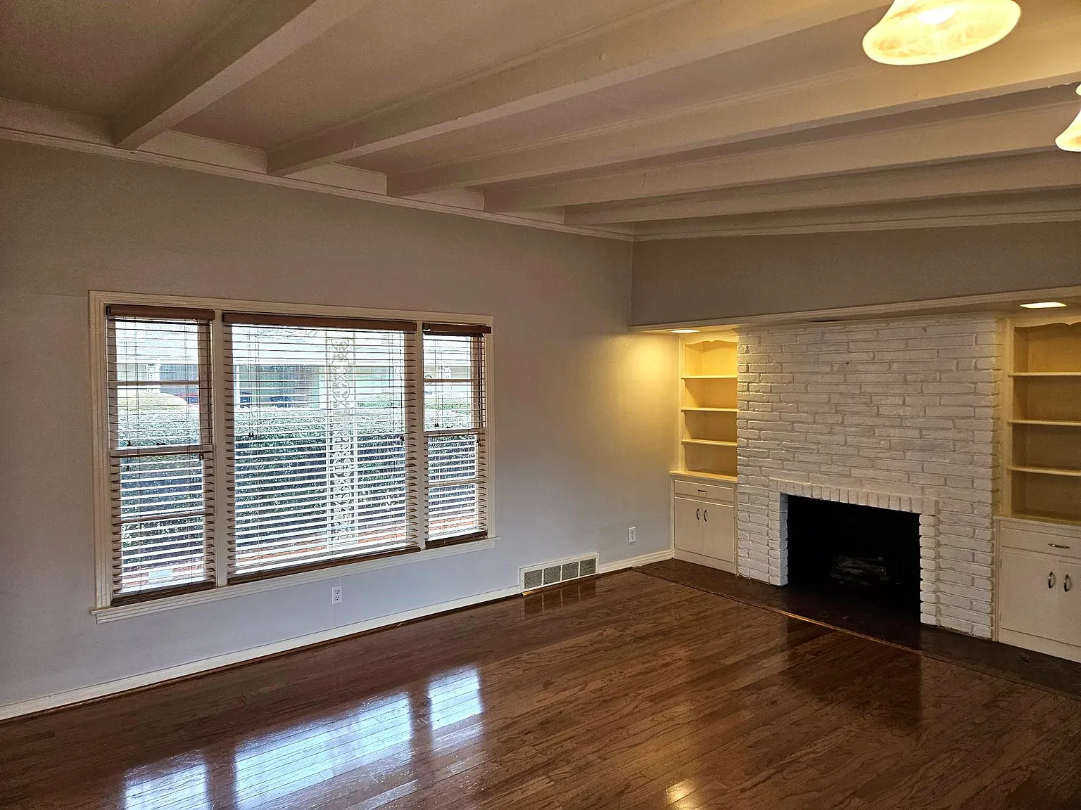 2 bed, 1085 sqft, $1,690 — Photo 2