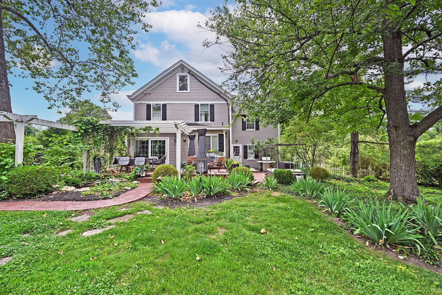 4 bed, 2.5 bath, 2396 sqft, $4,900 — Photo 3
