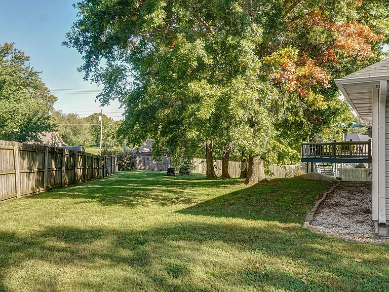 404 E Valley View Rd — Photo 2