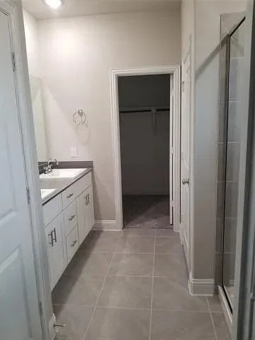 4 bed, 2200 sqft, $2,600 — Photo 4