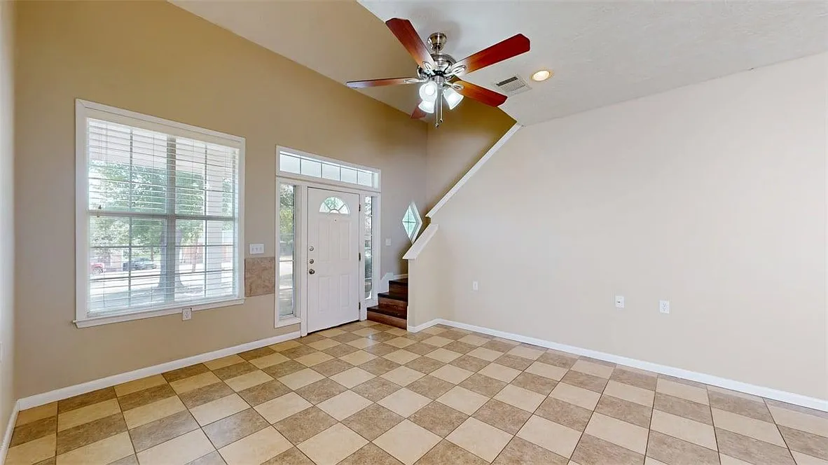 6 bed, 2260 sqft, $2,400 — Photo 2