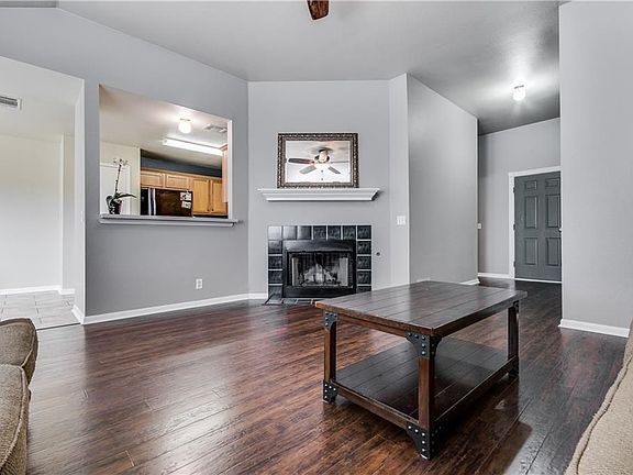 3rd image of 100 Tanglewood Ln