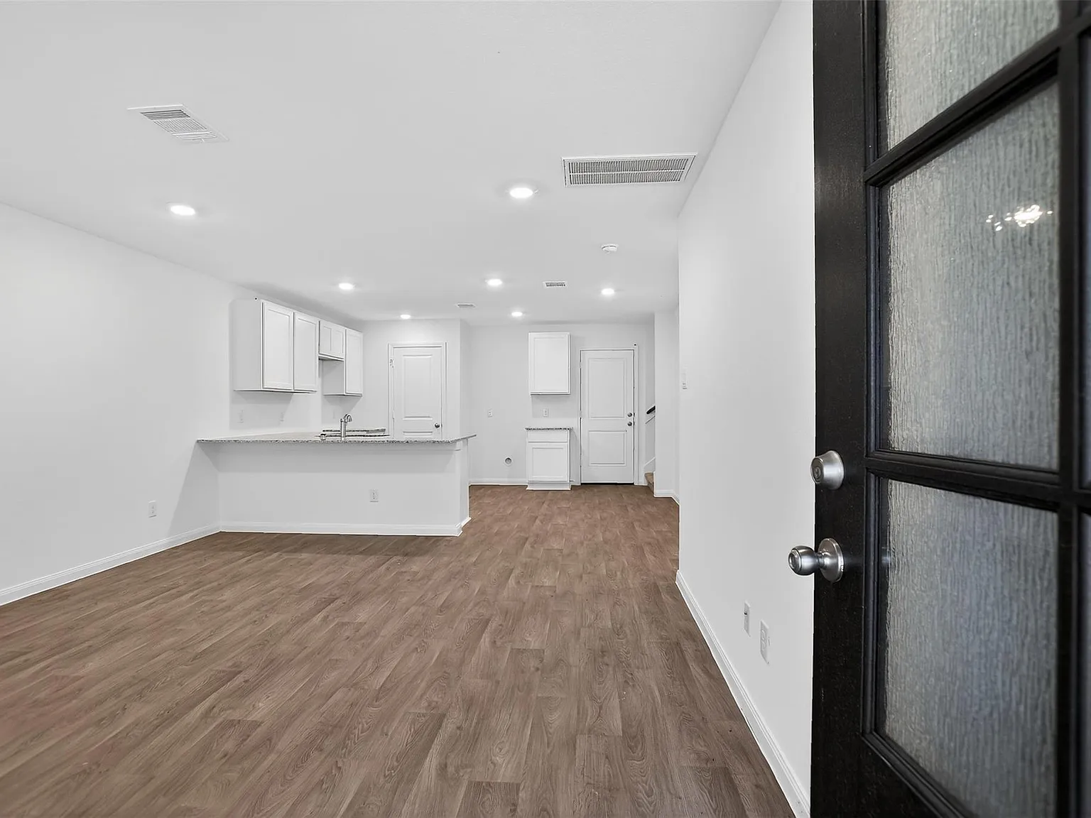 3 bed, 2.5 bath, 1206 sqft, $1,600 — Photo 3