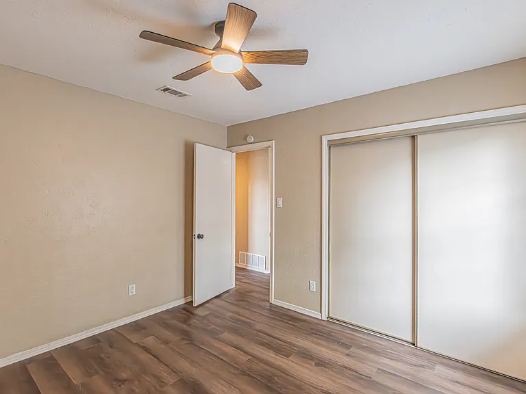 5203 Sutton Ct — Photo 31