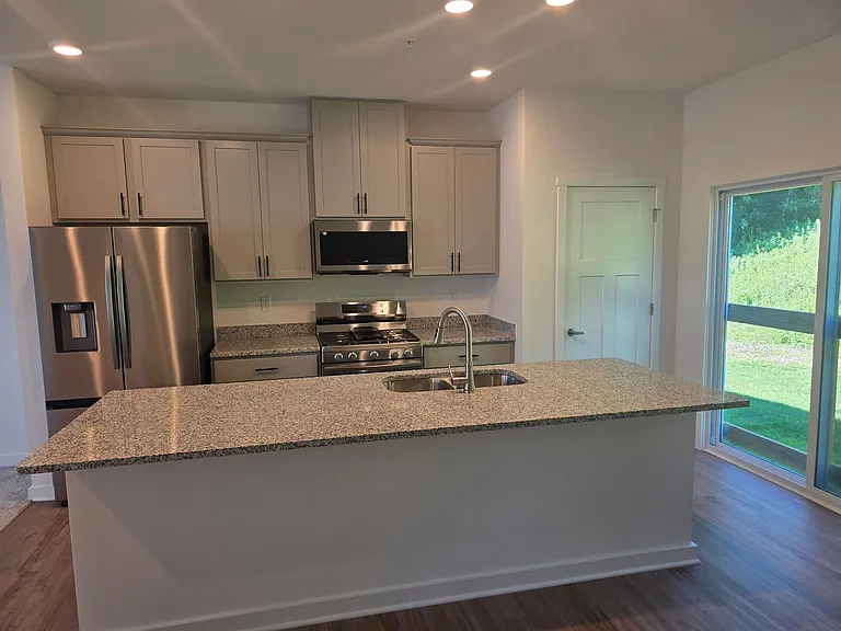 1806 Canterbury Dr — Photo 11