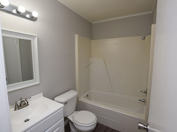 5th image of 100 McArthur St #10