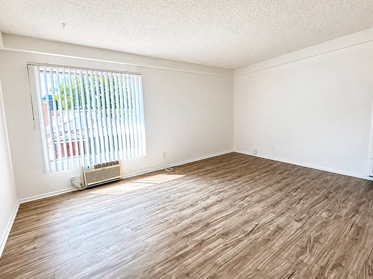 1156 Alameda Ave — Photo 2
