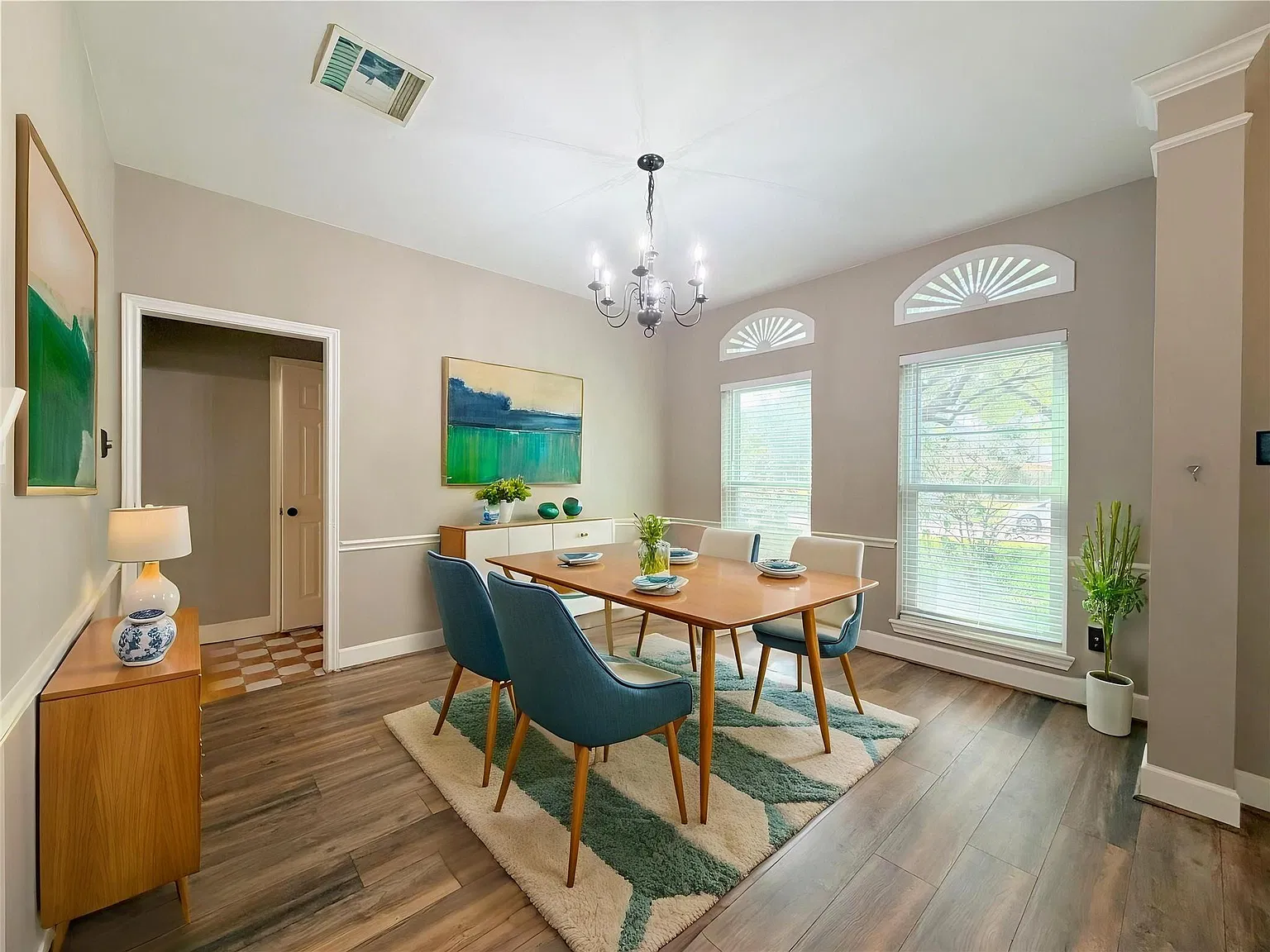 4 bed, 2.5 bath, 2338 sqft, $2,550 — Photo 4