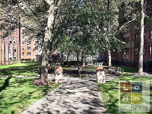 2nd image of 500 Grand St #A2d