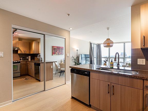 4th image of 14 Begbie St #1410