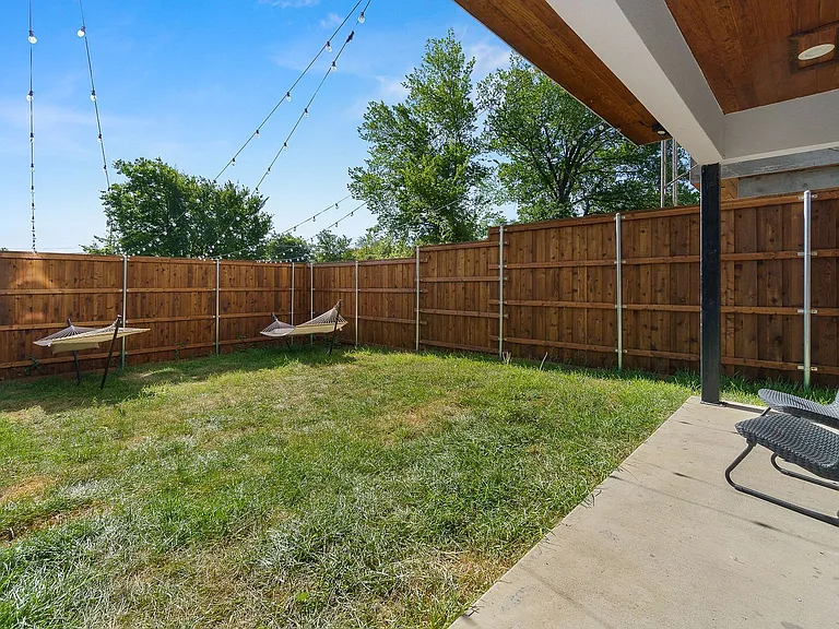 512 Avenue L — Photo 26