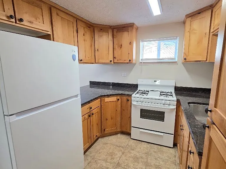 461 Diagonal St — Photo 9
