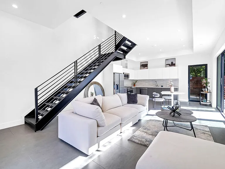 1123 N Formosa Ave #3 — Photo 5