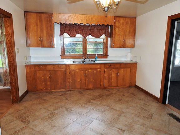 Kitchen w/ Tile Flooring