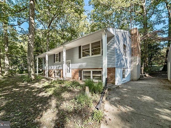 3rd image of 967 Woodland Cir