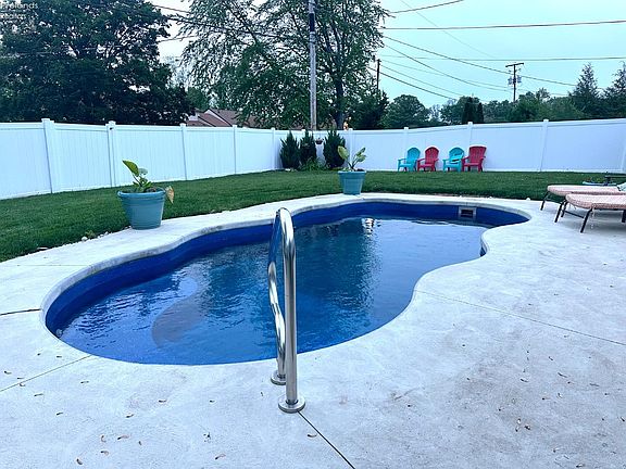 2nd image of 1432 River Dr