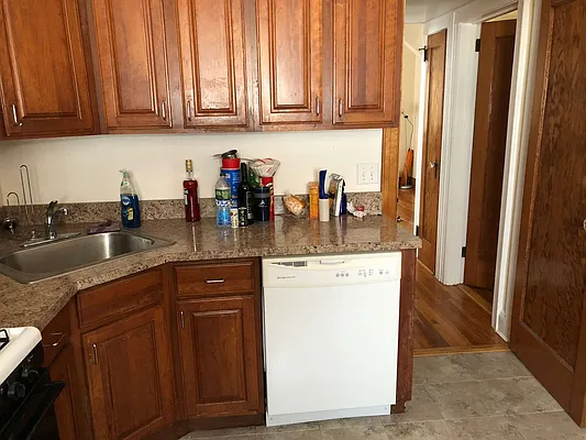 Rented by Zikos Realty Services | media 5