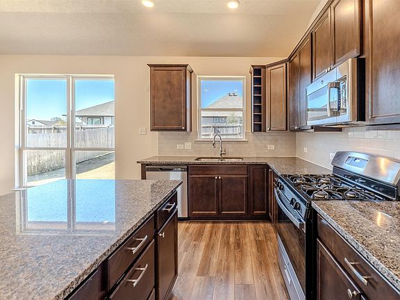 3rd image of 1012 Old Vine Rd