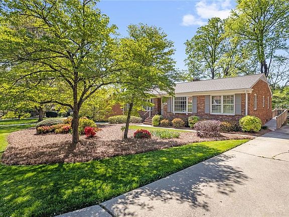 2nd image of 2817 Lenoir Dr