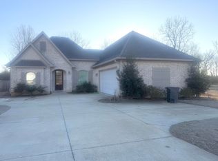 504 W Longview Dr, New Albany, MS 38652
