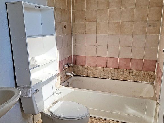 5th image of 8430 Figland Ave