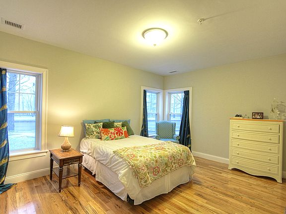 5th image of 990 Vfw Pkwy APT 103