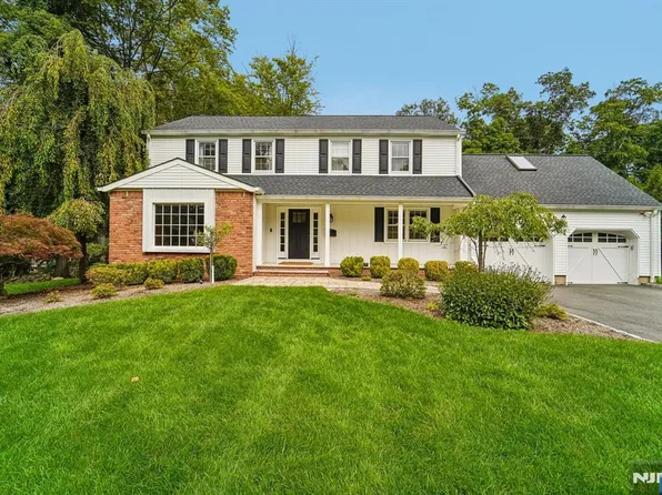 17 Colonial Dr, Allendale, NJ 07401