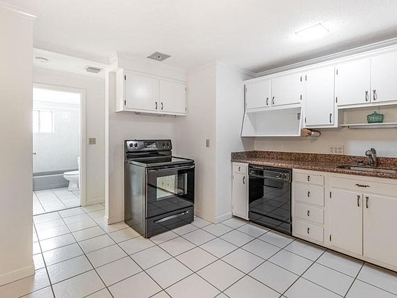 4th image of 220 Essex St #15