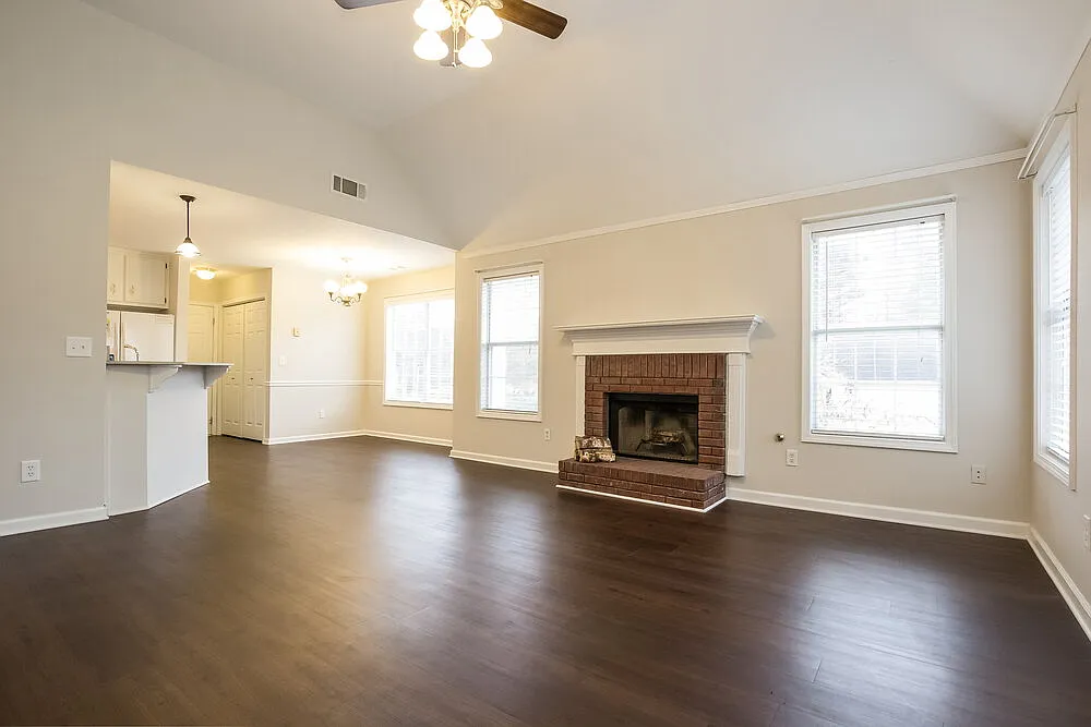 3 bed, 2.0 bath, 1635 sqft, $2,130 — Photo 2