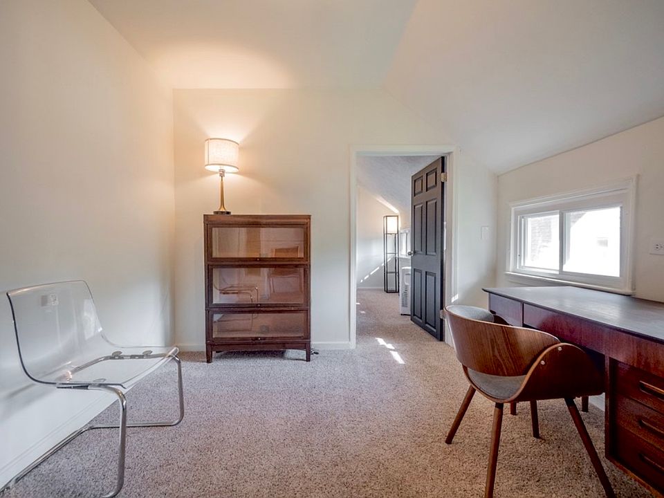 Flex space off of the primary bedroom (office, walk-in closet).