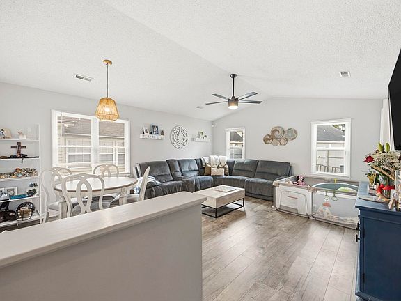4th image of 134 Coachman Ln.