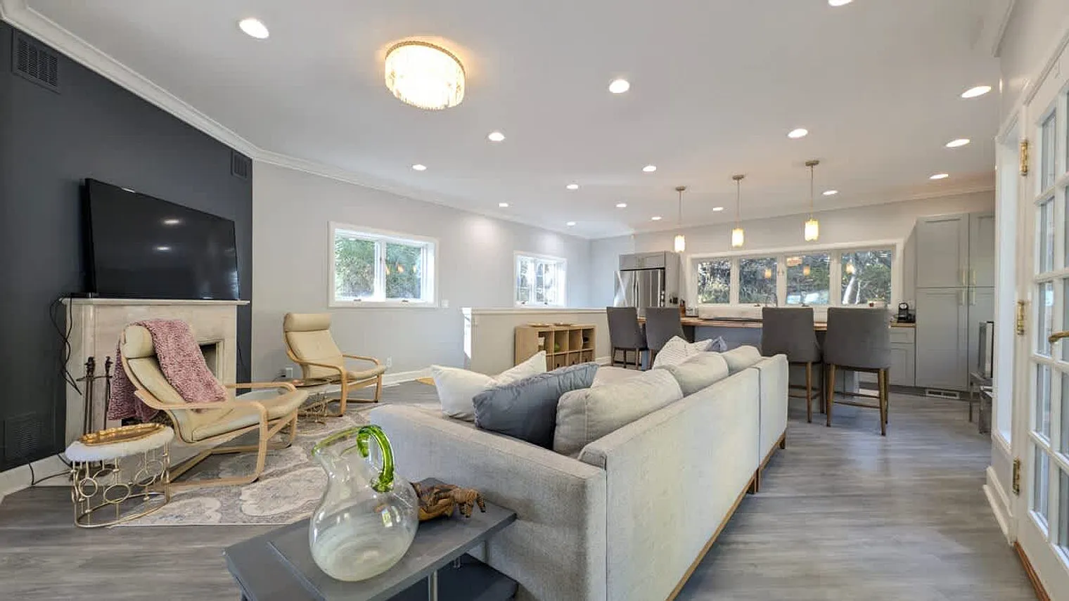 2 bed, 2.0 bath, 742 sqft, $2,523 — Photo 2