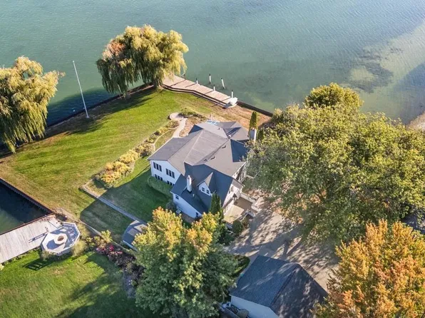 27927 Ponchartrain St, Harrison Township, MI 48045