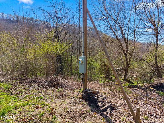 4th image of 290 Cave Springs Rd