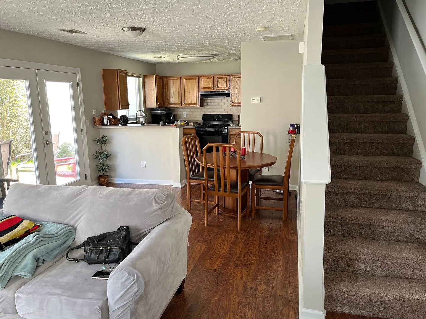 2 Bedroom Single Family Home in Woodstock — Photo 2