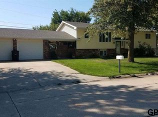 15 S Country Club Hts, York, NE 68467