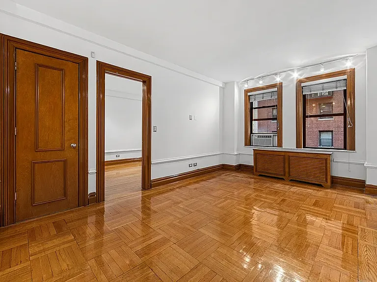 150 W 58th St #4A — Photo 2