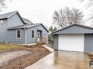 621 W 1st Ave, Lennox, SD 57039