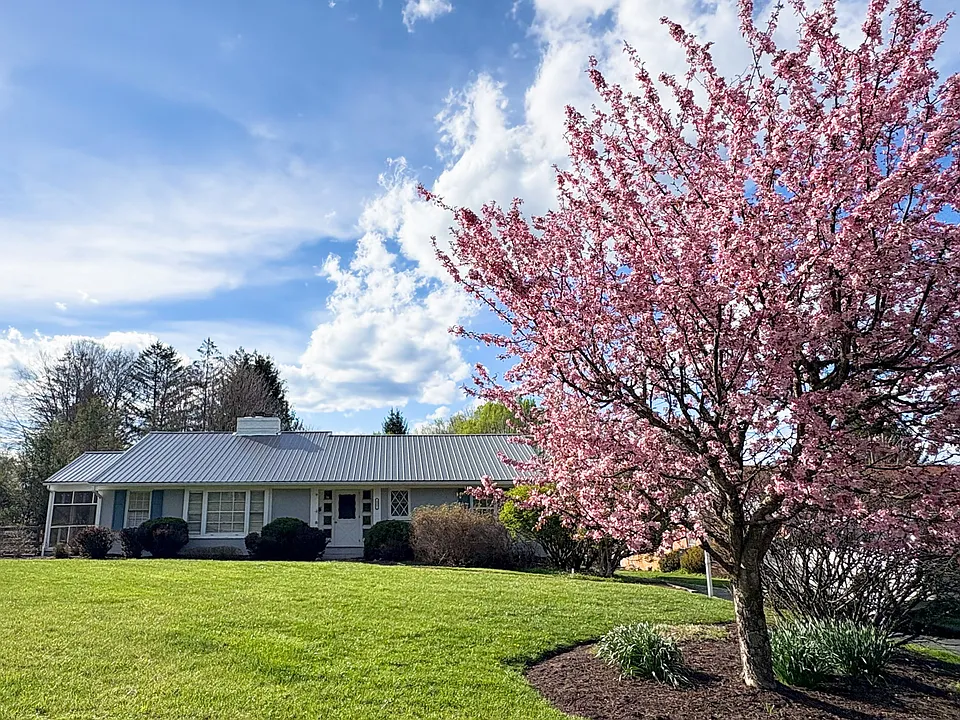 327 Dwyer Ln