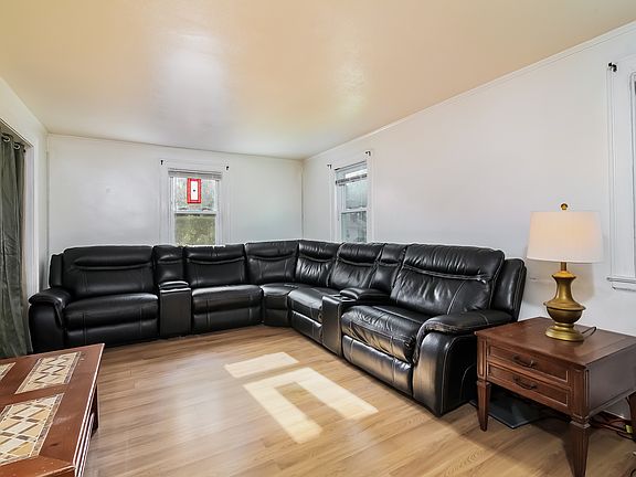 4th image of 621 Baldwin Pl