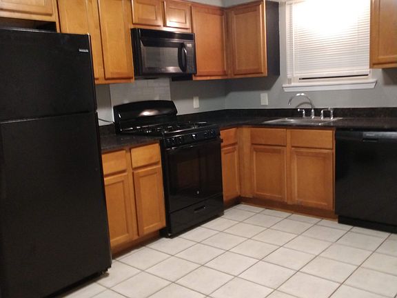 2nd image of 804 Lyndell Ct