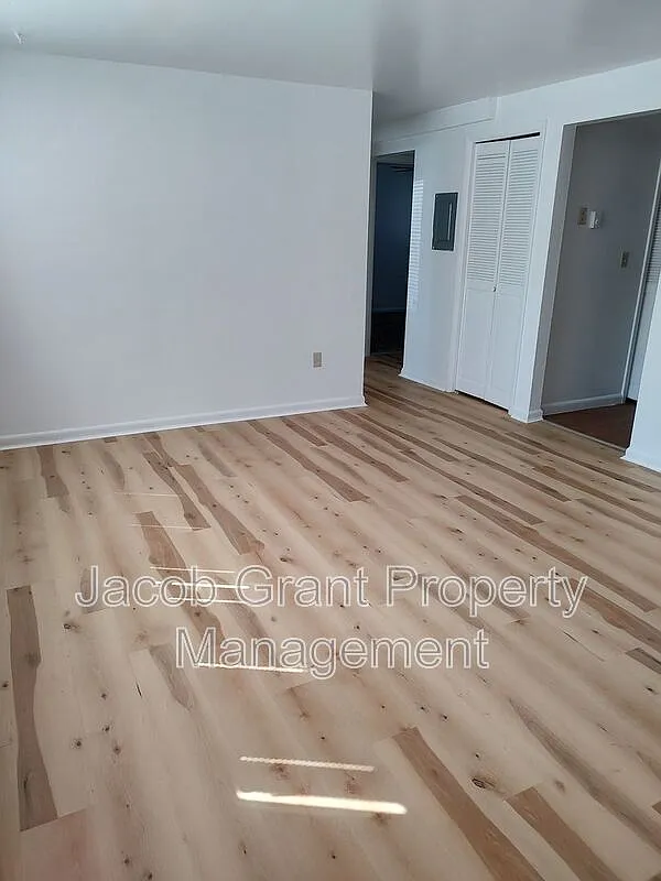 2 bed, 1.0 bath, 945 sqft, $825 — Photo 2