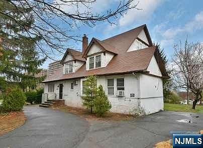 4th image of 110 Summit Ave