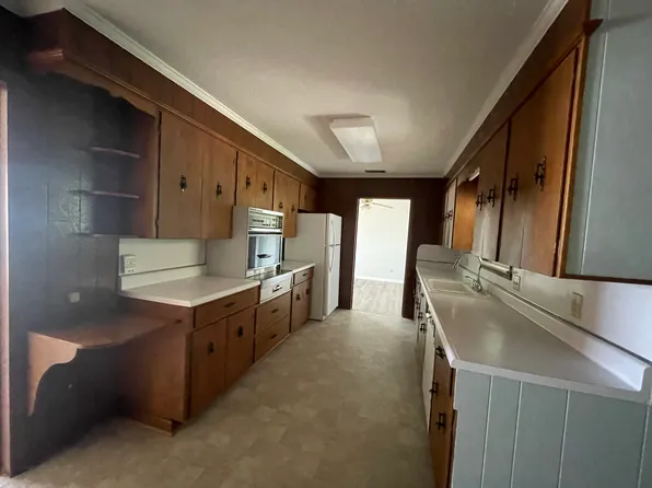 213 E Pecan Rd, Glennville, GA 30427