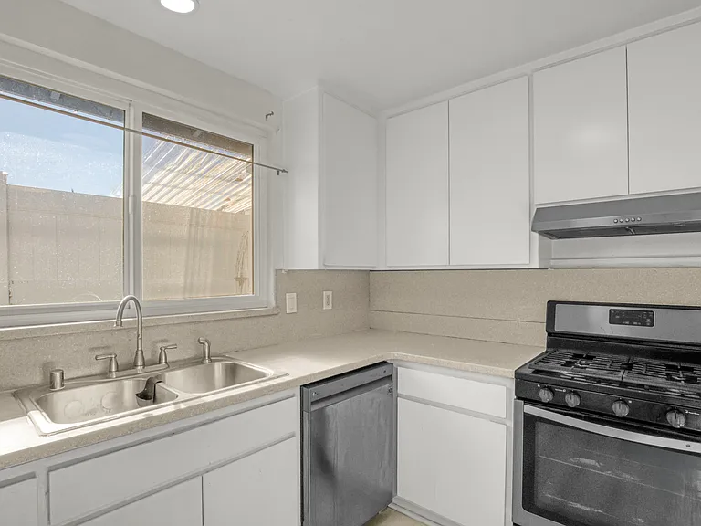 7701 Baird Ave — Photo 10