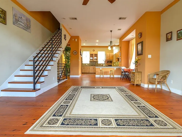 1807 W Webster St — Photo 1