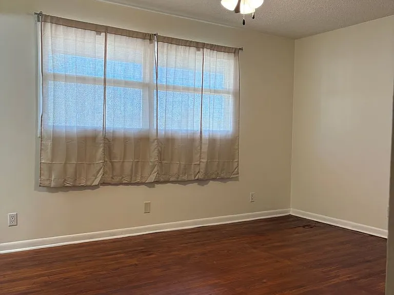 Spacious 3 Bedroom Townhome Available Now Great Location! — Photo 31