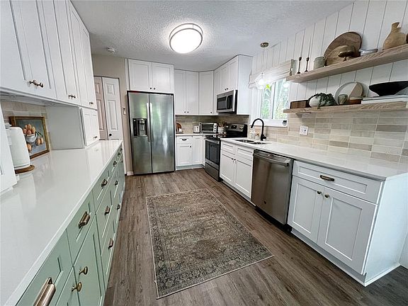 5th image of 16 Raintree Ct
