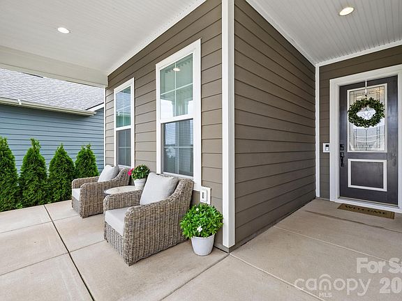 3rd image of 454 Bowline Dr